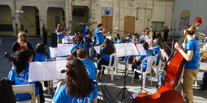 LA ORQUESTA ESCUELA CELEBRÓ SU 15° ANIVERSARIO CON MÚSICOS Y ARTISTAS INVITADOS, BRINDANDO UN NOTABLE ESPECTÁCULO (FOTOS Y VIDEO)