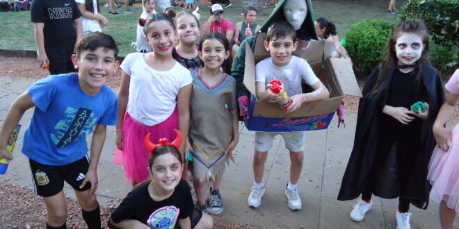 CENTENARES DE NIÑOS Y ADOLESCENTES FESTEJARON HALLOWEEN EN LA PLAZA 1810 (VER FOTOS)