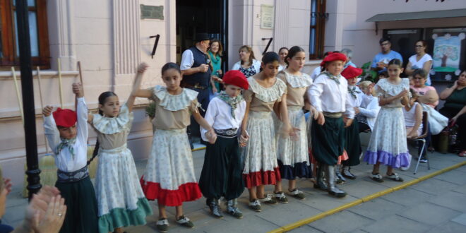 ÚLTIMA MERIENDA LITERARIA DEL AÑO EN LA BIBLIOTECA CAPPONI: CHICOS Y GRANDES CELEBRARON LA TRADICIÓN CON ESPECTÁCULOS EN VIVO