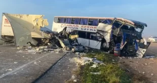 TRAGEDIA EN RUTA 3: CUATRO MUERTOS POR EL CHOQUE DE UN MICRO Y UN CAMIÓN EN SAN MIGUEL DEL MONTE