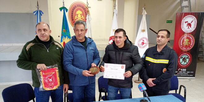 BOMBEROS  VOLUNTARIOS HOMENAJEÓ AL MAYOR RAMIRO ANTOÑANA, HIJO DE LOBOS, POR LIDERAR LA EXPEDICIÓN DEL EJÉRCITO QUE HIZO CUMBRE EN EL HIMALAYA