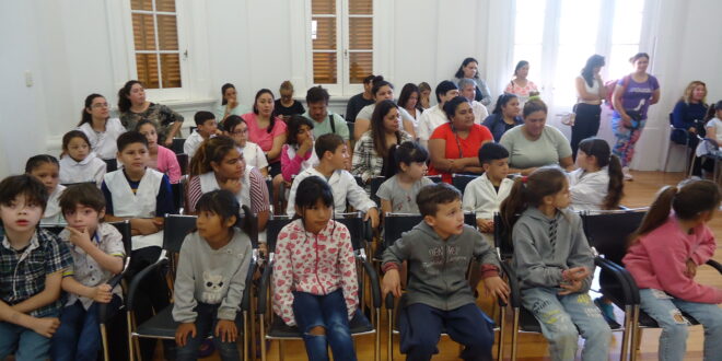 52 NIÑOS DE ESCUELAS PRIMARIAS DE LOBOS RECIBIERON ANTEOJOS GRATUITOS POR INTERMEDIO DE LA FUNDACIÓN BANCO PROVINCIA