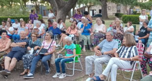 TEATRO AL AIRE LIBRE: SE PRESENTARON DOS OBRAS DEL GRUPO DE GUILLERMO DINOMO EN LA PLAZA TUCUMÁN, CON BUEN MARCO DE PÚBLICO (VER FOTOS)