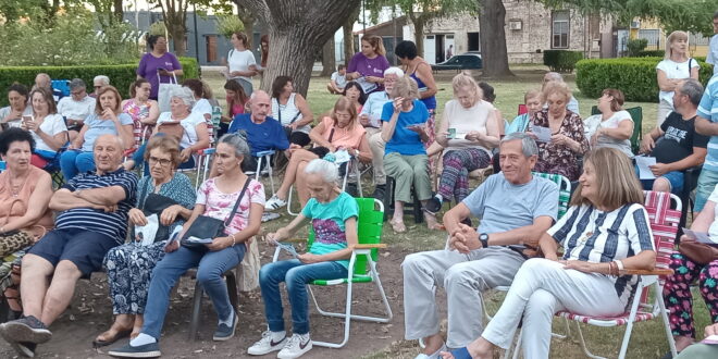 TEATRO AL AIRE LIBRE: SE PRESENTARON DOS OBRAS DEL GRUPO DE GUILLERMO DINOMO EN LA PLAZA TUCUMÁN, CON BUEN MARCO DE PÚBLICO (VER FOTOS)