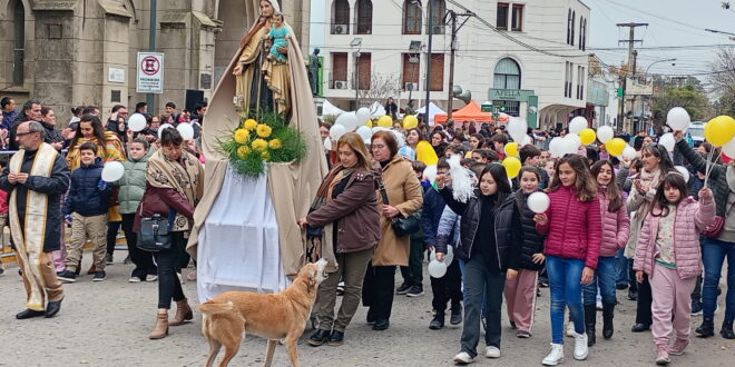 CON GRAN DESPLIEGUE, LOBOS MOSTRÓ LO MEJOR DE SÍ MISMO EN EL DESFILE POR SU 223° ANIVERSARIO (VER FOTOS)