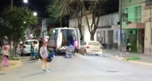 ACCIDENTE EN PLENO CENTRO: UNA MUJER FUE TRASLADADA AL HOSPITAL
