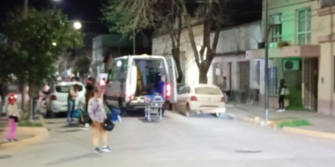 ACCIDENTE EN PLENO CENTRO: UNA MUJER FUE TRASLADADA AL HOSPITAL