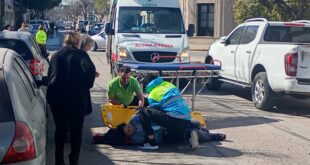 ESTA MAÑANA: ACCIDENTE EN ESQUINA CÉNTRICA, UNA MUJER LESIONADA FUE ASISTIDA POR EL SAME