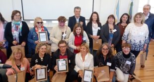 ACTO PROTOCOLAR POR EL DÍA DEL MAESTRO: SE REALIZÓ EN LA ESCUELA PRIMARIA 1, CON ENTREGA DE RECONOCIMIENTOS A DOCENTES JUBILADOS