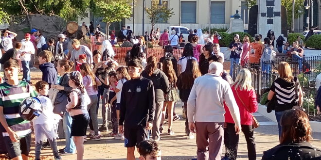 GRAN CONVOCATORIA: CENTENARES DE NIÑOS Y ADOLESCENTES FESTEJARON HALLOWEEN EN LA PLAZA 1810 (VER FOTOS)