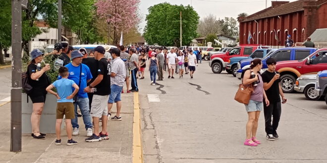 UNA MOVIDA ESPECTACULAR: LOBOS FUE SEDE DEL SÉPTIMO ENCUENTRO NACIONAL DE CAMIONETAS F 100: VINIERON FANÁTICOS DE TODO EL PAÍS Y RECORRIERON LA AV. ALEM