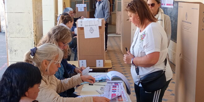 ELECCIONES 2025- SE VOTA CON NORMALIDAD EN LOBOS: NO HAY DEMORAS Y SE ESTIMA QUE YA VOTÓ EL 20 % DEL PADRÓN
