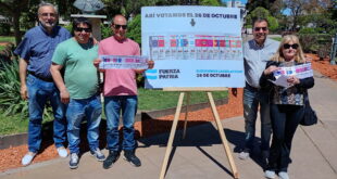 CON UN STAND EN LA PLAZA 1810, REFERENTES LOCALES DE FUERZA PATRIA ESTÁN INFORMANDO A LOS VECINOS CÓMO VOTAR CON LA NUEVA BOLETA ÚNICA ESTE 26 DE OCTUBRE