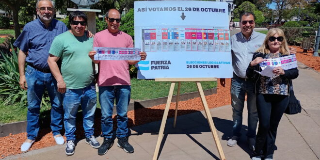 CON UN STAND EN LA PLAZA 1810, REFERENTES LOCALES DE FUERZA PATRIA ESTÁN INFORMANDO A LOS VECINOS CÓMO VOTAR CON LA NUEVA BOLETA ÚNICA ESTE 26 DE OCTUBRE