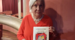 LA DOCENTE MARTA ARRIZABALAGA PRESENTÓ SU PRIMER LIBRO, “LA BÚSQUEDA DEL TESORO”, EN EL CINE TEATRO ITALIANO: DURANTE EL EVENTO ACTUÓ LA ORQUESTA ESCUELA