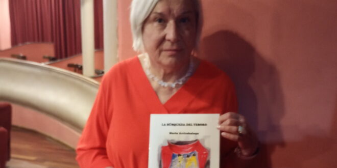 LA DOCENTE MARTA ARRIZABALAGA PRESENTÓ SU PRIMER LIBRO, “LA BÚSQUEDA DEL TESORO”, EN EL CINE TEATRO ITALIANO: DURANTE EL EVENTO ACTUÓ LA ORQUESTA ESCUELA