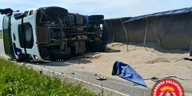 PUDO SER UNA TRAGEDIA: CAMIONERO SE DURMIÓ MANEJANDO EN LA RUTA 3, DIO UN VOLANTAZO A TIEMPO Y EVITÓ EL CHOQUE CON OTRO TRANSPORTE