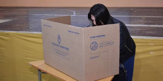 ELECCIONES DEL DOMINGO: FIJAN FUERTES MULTAS PARA QUIENES SE SAQUEN FOTOS CON LA BOLETA EN LA CABINA DE VOTACIÓN