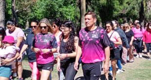 CON MUCHOS PARTICIPANTES, SE REALIZÓ POR SEGUNDA VEZ LA “CAMINATA ROSA”: FUE EN EL PARQUE MUNICIPAL, EN ADHESIÓN AL MES DE PREVENCIÓN DEL CÁNCER DE MAMA