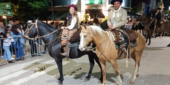 MILES DE VECINOS PRESENCIARON EL DESFILE DEL DÍA DE LA TRADICIÓN, UNA FIESTA POPULAR QUE TODO LOBOS ESPERA- LAS MEJORES FOTOS
