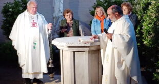 INAUGURACIÓN Y BENDICIÓN DEL CINERARIO PARROQUIAL, CON EL ACOMPAÑAMIENTO DE VARIOS FIELES