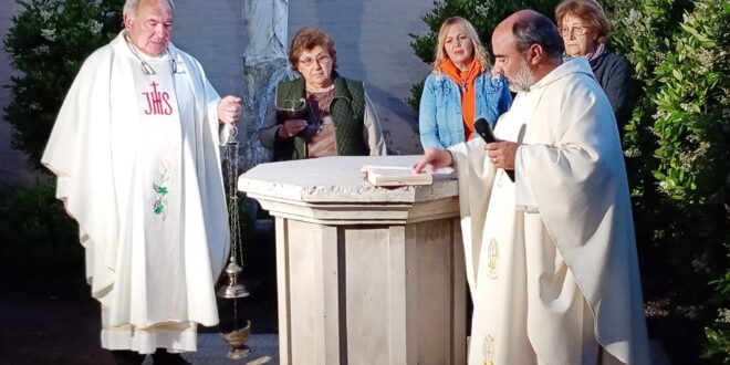 INAUGURACIÓN Y BENDICIÓN DEL CINERARIO PARROQUIAL, CON EL ACOMPAÑAMIENTO DE VARIOS FIELES
