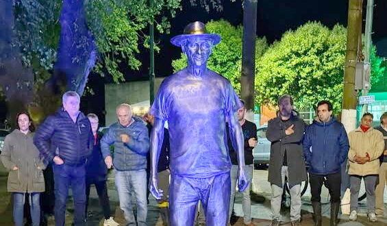 EMOTIVO HOMENAJE: INAUGURAN EN ROQUE PÉREZ MONUMENTO EN MEMORIA DE “CHINCHU” GASPARINI, EX INTENDENTE Y UNO DE LOS DIRIGENTES MÁS RESPETADOS DEL PERONISMO PROVINCIAL