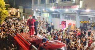 PAPÁ NOEL, DE LA MANO DE BOMBEROS VOLUNTARIOS, RECORRIÓ LOBOS Y EMPALME, SALUDANDO Y REGALANDO GOLOSINAS