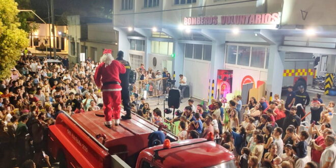 PAPÁ NOEL, DE LA MANO DE BOMBEROS VOLUNTARIOS, RECORRIÓ LOBOS Y EMPALME, SALUDANDO Y REGALANDO GOLOSINAS