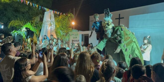 DÍA DE REYES EN CAPILLA SAN ROQUE: CIENTOS DE CHICOS DISFRUTARON DE UNA NOCHE ESPECIAL CON SORTEOS Y REPARTO DE JUGUETES