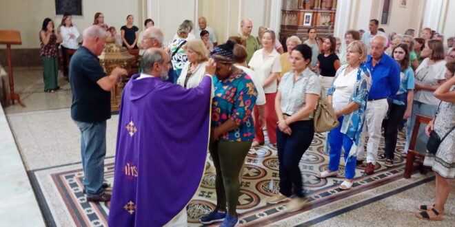 MASIVA DEMOSTRACIÓN DE FE: CELEBRACIÓN DEL MIÉRCOLES DE CENIZA CON UNA MULTITUD DE FIELES EN EL TEMPLO PARROQUIAL