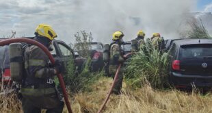 BOMBEROS DE LOBOS SE ENCUENTRAN TRABAJANDO CON DOS DOTACIONES EN UN DEPÓSITO DE VEHÍCULOS EN CAÑUELAS