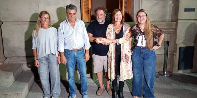 EXCELENTE PEATONAL CULTURAL EN LA 9 DE JULIO: ANDREA AVAGNINA Y PATO CASAL YA TIENEN SU ESTRELLA EN LA VEREDA DEL TEATRO ITALIANO