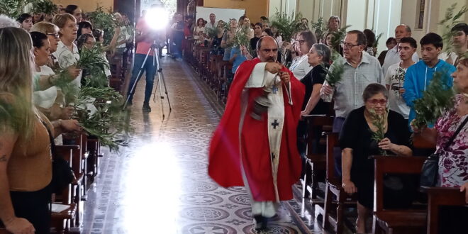 CELEBRACIÓN DEL DOMINGO DE RAMOS EN LOBOS: MASIVA MUESTRA DE FE EN EL TEMPLO PARROQUIAL- EL PADRE LUIS MENA LLAMÓ A VIVIR CON ESPERANZA LA SEMANA SANTA