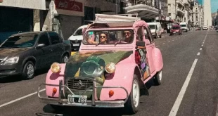 LA HISTORIA DE “CIRILA”: LA ABOGADA LOBENSE QUE PINTÓ SU CITROEN DE ROSA PARA CUMPLIR UN SUEÑO Y TERMINÓ CON EL CAPÓ FIRMADO POR ALEJANDRO SANZ