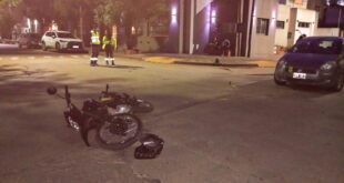CHOQUE ENTRE AUTO Y MOTO, EN UNA ESQUINA MUY TRANSITADA: LAS OCUPANTES DEL RODADO MENOR FUERON TRASLADADAS AL HOSPITAL