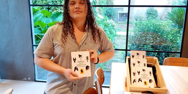 SANTIAGO COLÁNGELO, JOVEN ESCRITOR LOBENSE, PRESENTÓ SU PRIMERA NOVELA, “EL PERDÓN DE LOS ESPÍRITUS”, EN EL RESTOBAR “CRUZANDO LA VÍA”