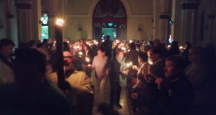 MULTITUDINARIA PRESENCIA DE FIELES DURANTE LA CELEBRACIÓN DE LA VIGILIA PASCUAL, EN EL TEMPLO PARROQUIAL (VER FOTOS)
