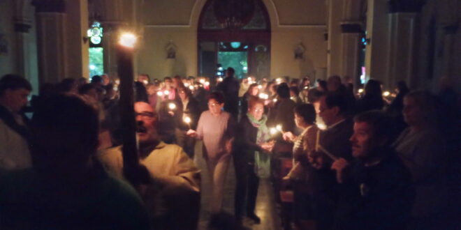 MULTITUDINARIA PRESENCIA DE FIELES DURANTE LA CELEBRACIÓN DE LA VIGILIA PASCUAL, EN EL TEMPLO PARROQUIAL (VER FOTOS)