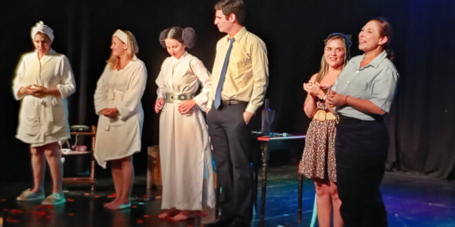 CON UN GRAN MARCO DE PÚBLICO, EL TEATRITO ESTRENÓ “HISTORIAS MÍNIMAS”, TRES OBRAS CORTAS DIRIGIDAS POR SILEN CAMBARERI, CON SÓLIDAS ACTUACIONES