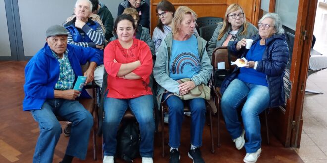 CHARLA SOBRE PREVENCIÓN DEL CIBERDELITO DESTINADA A ADULTOS MAYORES: ESTUVIERON PRESENTES MIEMBROS DE LOS DOS CENTROS DE JUBILADOS QUE TIENE LOBOS- CÓMO DENUNCIAR INTENTOS DE ESTAFA