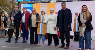 ROTISERÍA LA FAMILIA GANÓ EL PRIMER PREMIO EN EL CONCURSO DE LA FIESTA DE LA EMPANADA: UNA MULTITUD DISFRUTÓ A PLENO DE LA JORNADA EN EL PARQUE INGENIERO HIRIART