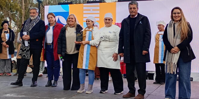 ROTISERÍA LA FAMILIA GANÓ EL PRIMER PREMIO EN EL CONCURSO DE LA FIESTA DE LA EMPANADA: UNA MULTITUD DISFRUTÓ A PLENO DE LA JORNADA EN EL PARQUE INGENIERO HIRIART