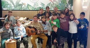 EXCELENTE PROPUESTA: ALUMNOS DE LA ESCUELA DE ARTÍSTICA DE LOBOS INTERPRETARON UNA CANCIÓN A LOS CLIENTES DE “SANTO PAN” (VIDEO)