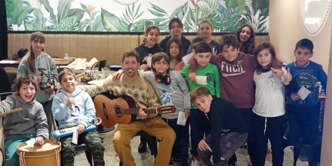 EXCELENTE PROPUESTA: ALUMNOS DE LA ESCUELA DE ARTÍSTICA DE LOBOS INTERPRETARON UNA CANCIÓN A LOS CLIENTES DE “SANTO PAN” (VIDEO)
