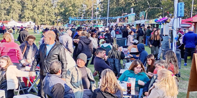 CON BUENA RESPUESTA DE PÚBLICO, COMENZÓ LA 4° FIESTA DE LA EMPANADA EN EL PARQUE MUNICIPAL, UN EVENTO QUE YA SE GANÓ UN LUGAR DESTACADO EN LA AGENDA CULTURAL LOBENSE