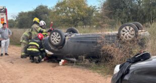 DESPISTE Y VUELCO DE UN AUTOMÓVIL EN EL CAMINO A BARRIENTOS, SIN LESIONADOS DE GRAVEDAD