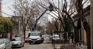 PREOCUPACIÓN POR LOS REITERADOS CORTES DE LUZ EN LA ZONA CÉNTRICA: OPERARIOS DE EDEN TRABAJAN EN LA CALLE AYACUCHO