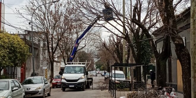 PREOCUPACIÓN POR LOS REITERADOS CORTES DE LUZ EN LA ZONA CÉNTRICA: OPERARIOS DE EDEN TRABAJAN EN LA CALLE AYACUCHO