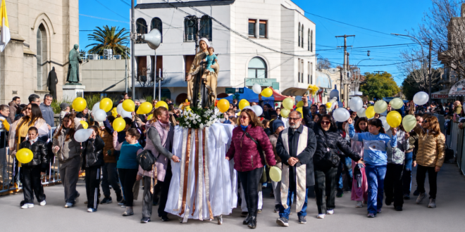 CON GRAN DESPLIEGUE, LOBOS MOSTRÓ LO MEJOR DE SÍ MISMO EN EL DESFILE POR SU 224° ANIVERSARIO (VER FOTOS)